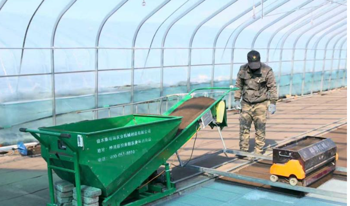 創(chuàng)業(yè)農(nóng)場(chǎng)科技助春耕 電動(dòng)覆土機(jī)“智”繪育秧新圖景