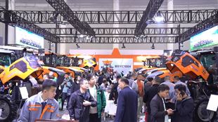2025國(guó)際農(nóng)機(jī)展產(chǎn)品推薦——英軒重工YX2804-7P拖拉機(jī)