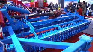 作业速度7-10公里/小时,双剑7米牵引式自动力驱动耙亮相2025国际农机展